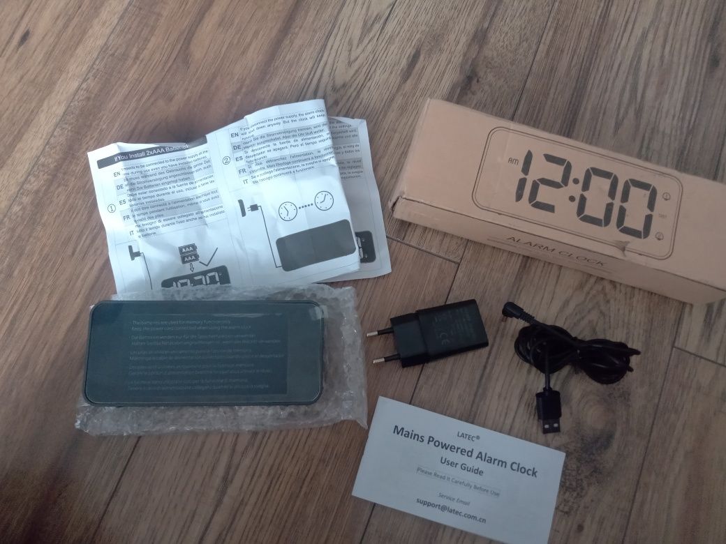 Cyfrowy budzik LED LATEC z 2 alarmami, funkcją drzemki, zegar cyfrowy