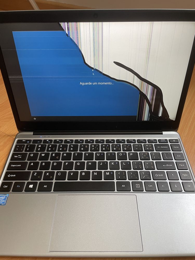Portátil Chuwi HeroBook Pro (ecrã avariado)