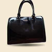 Красива, вмістка й зручна лакована жіноча сумка