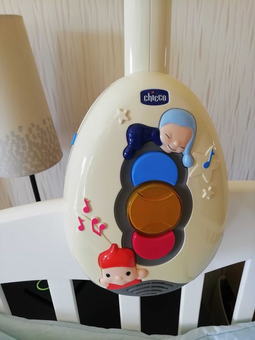 Mobile Chicco com música e luz.
