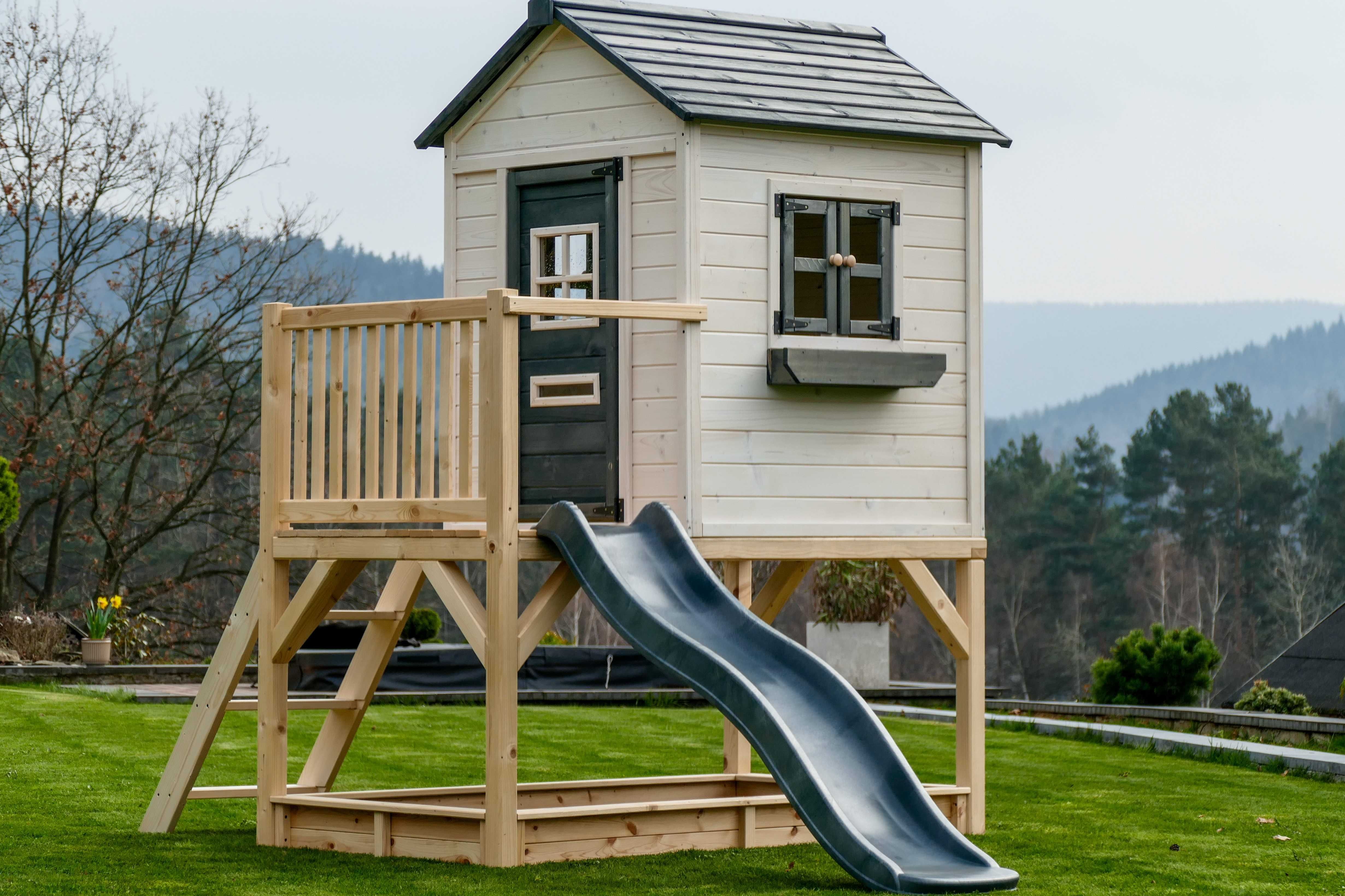 Drewniany domek ogrodowy dla dzieci z podestem II