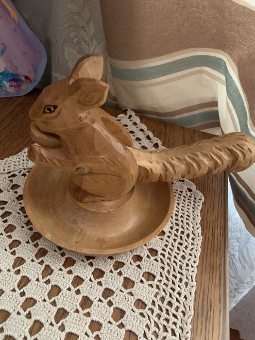 дерев’яний горіхокол–Білка в ручну різьблений