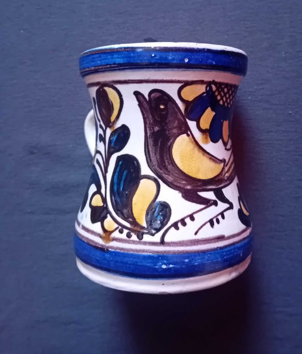 Ceramiczny ręcznie malowany kubek - kufel Korond, z podpisem zdobnika.