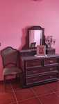 Conjunto de Móveis de Quarto Estilo Clássico em Madeira Escura