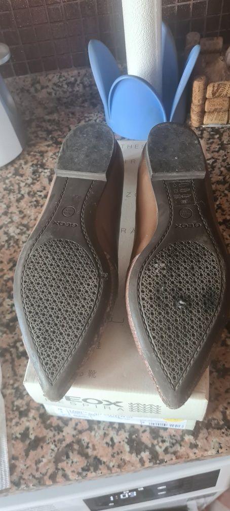 Sapatos como novos em pele geox