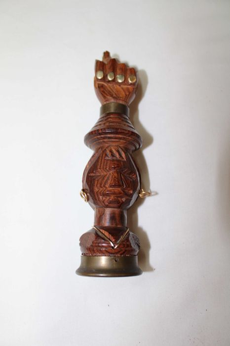 Saca rolhas e caricas em Pau Santo, escultura de mão a fazer figas