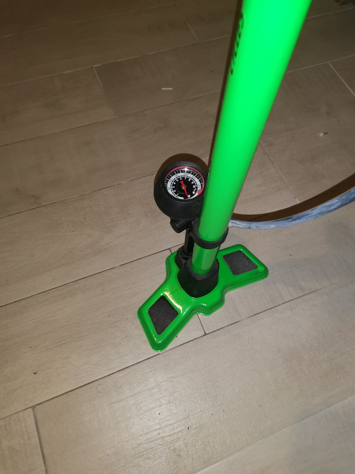 Bomba encher pneus como nova da para 2 tipos pipos