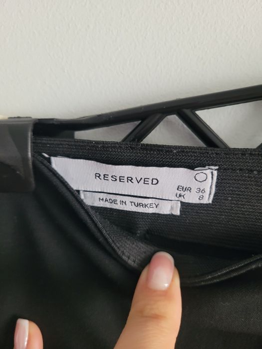 Czarne spodnie z rozciętą nogawką S reserved