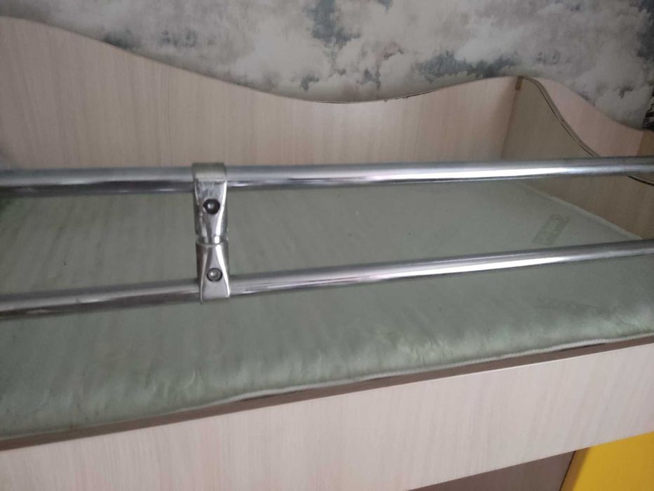 Дитяче двухярусне ліжко