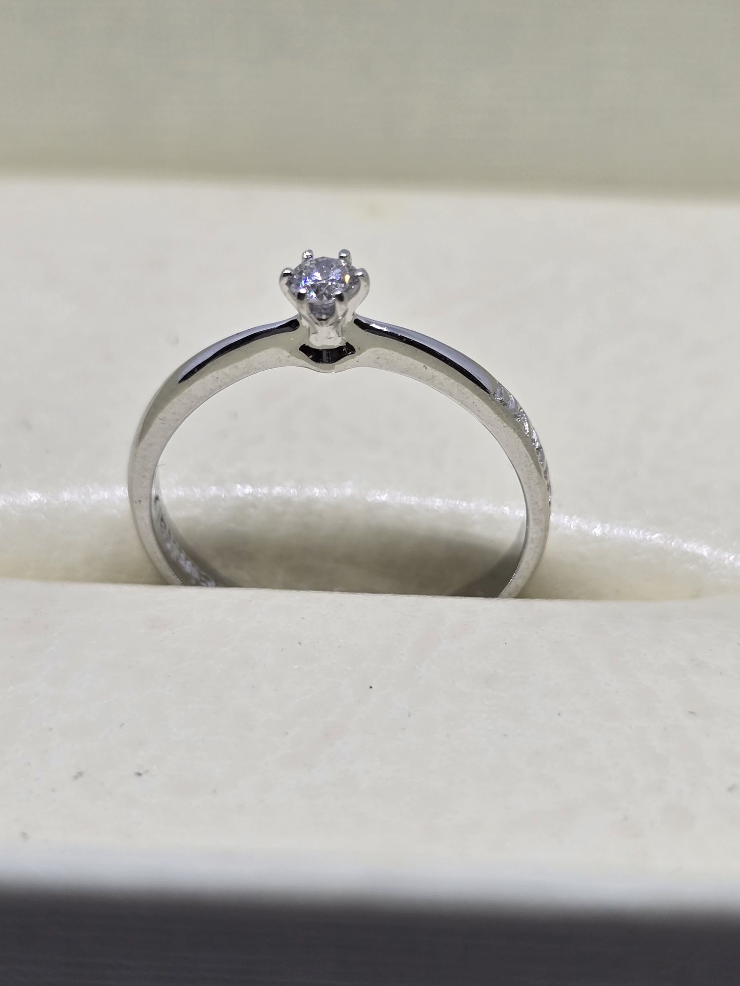 Каблучка Damiani. Кольцо с бриллиантом