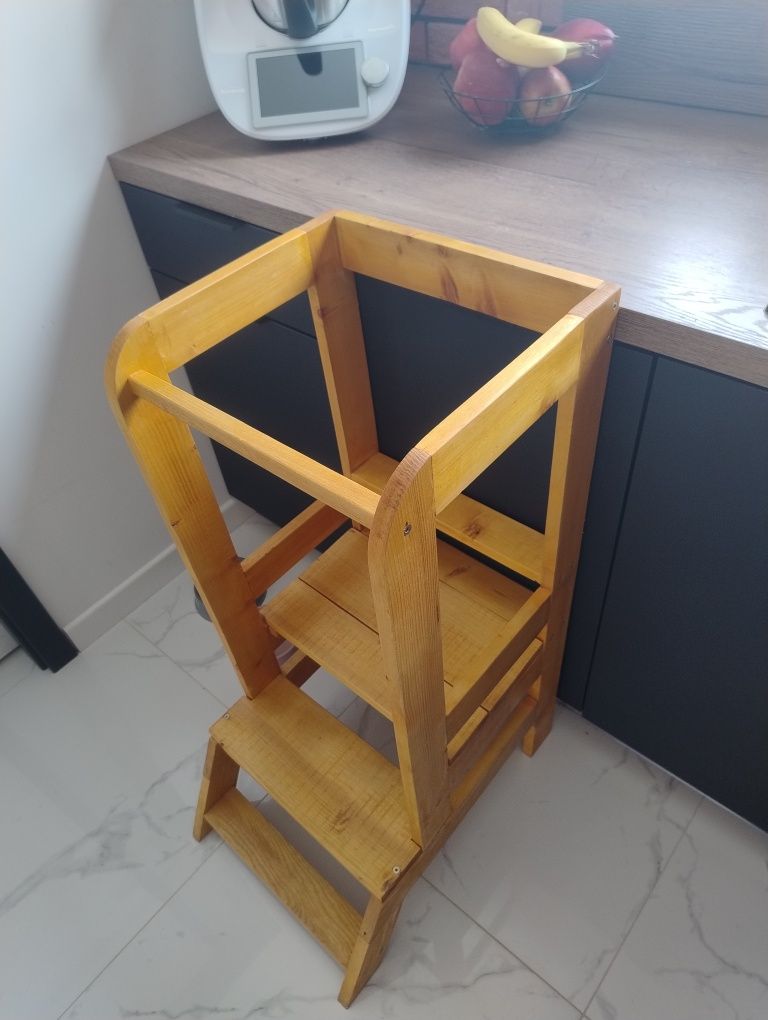Pomocnik kuchenny dla dziecka.