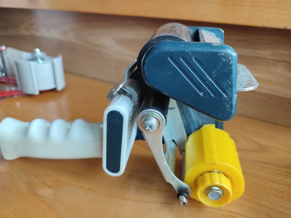 Розмотувач для скотчу пакувальний.