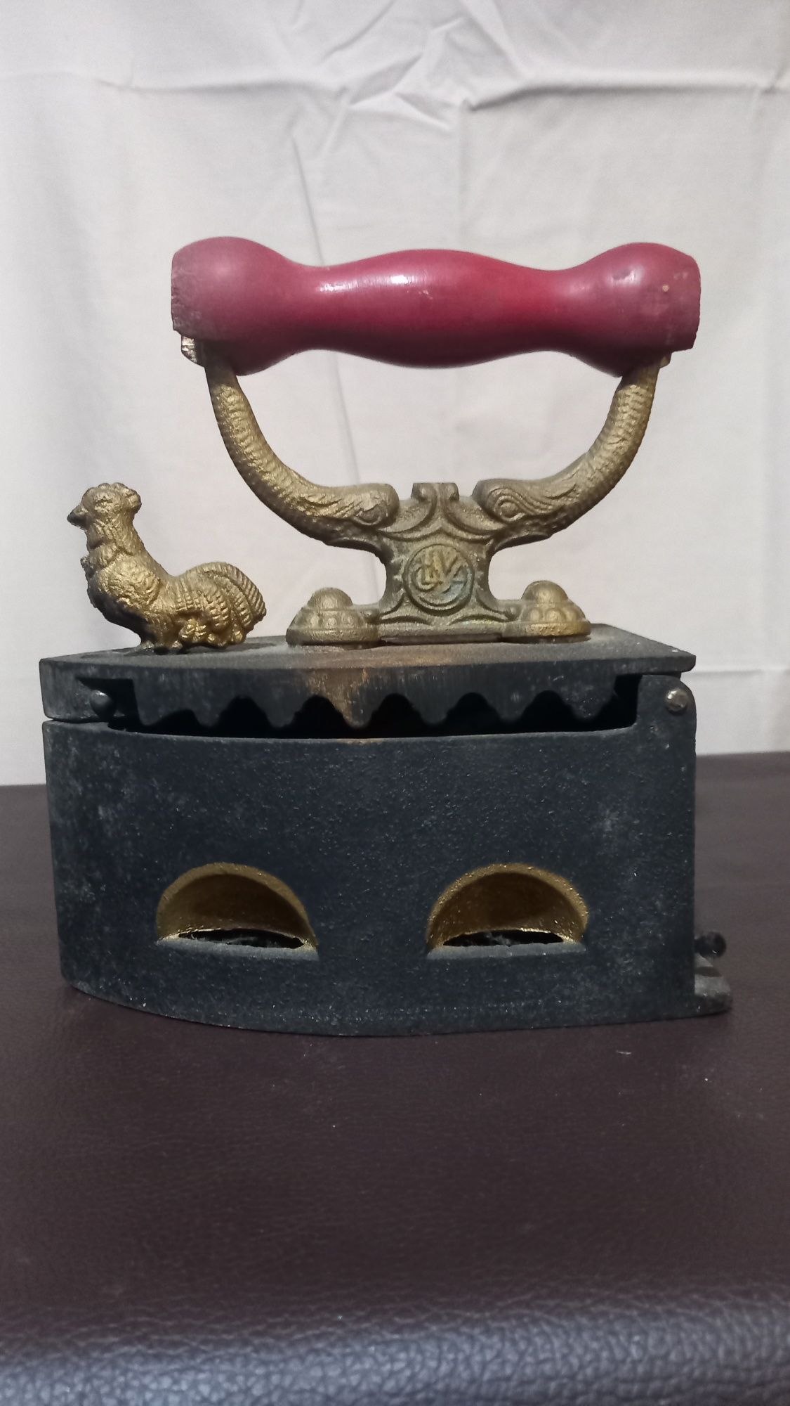 Ferro a carvão antigo com design unico