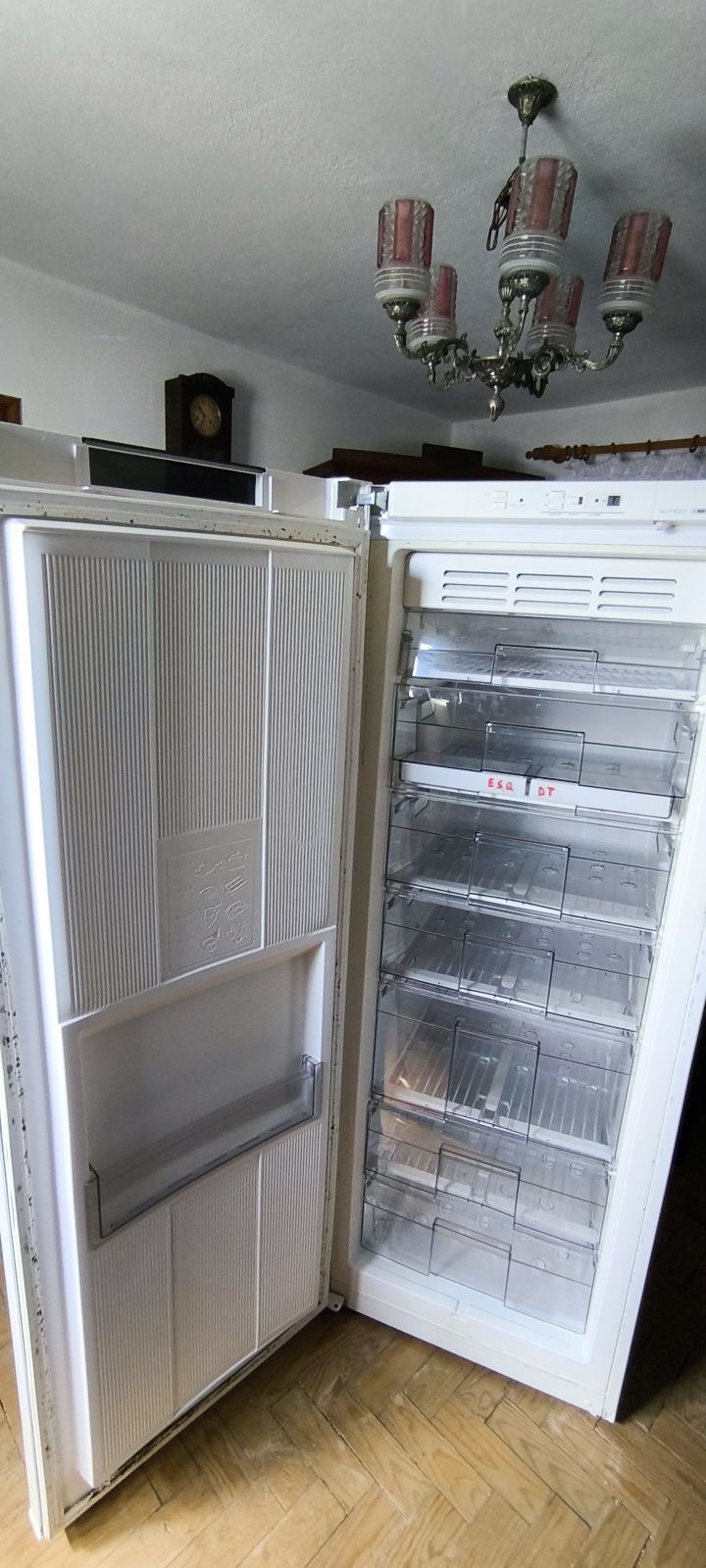 Arca vertical e frigorífico