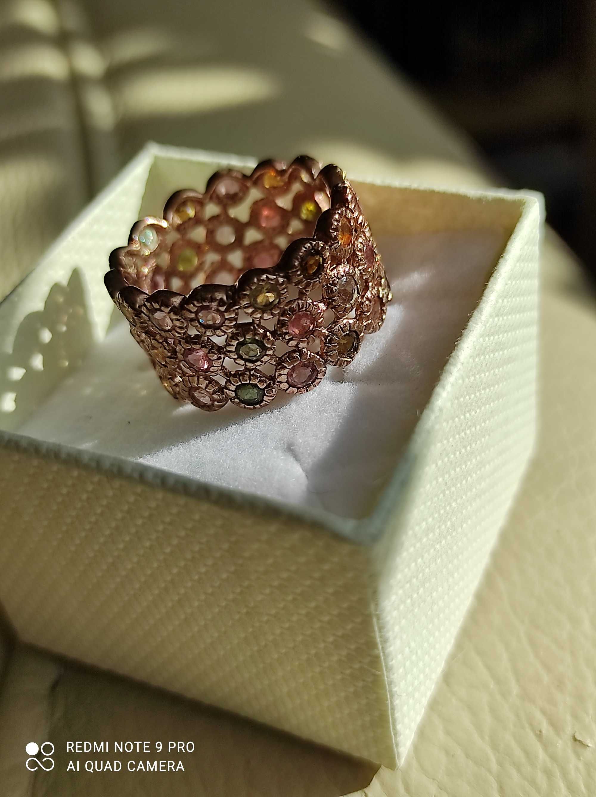 Piękny ażurowy pierścionek z turmalinami