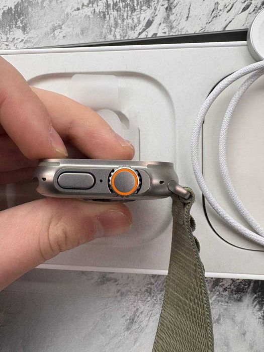 Apple Watch Ultra 49mm Titanium колір ремінця треба уточнювати