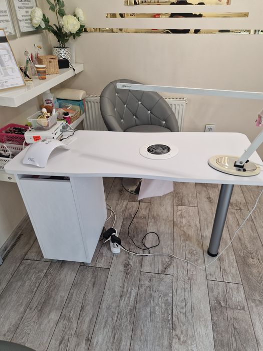 Stolik do manicure z pochłaniaczem