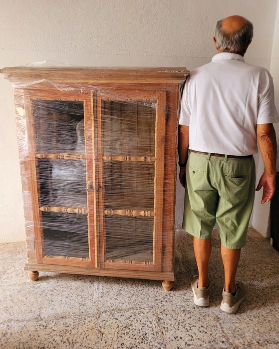 Cristaleira/Vitrine rustica em Madeira com Portas de Vidro