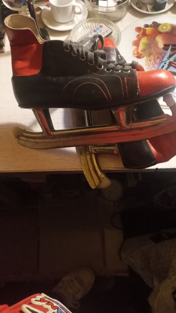 Продам коньки   р  27 5  кожа  рэтро