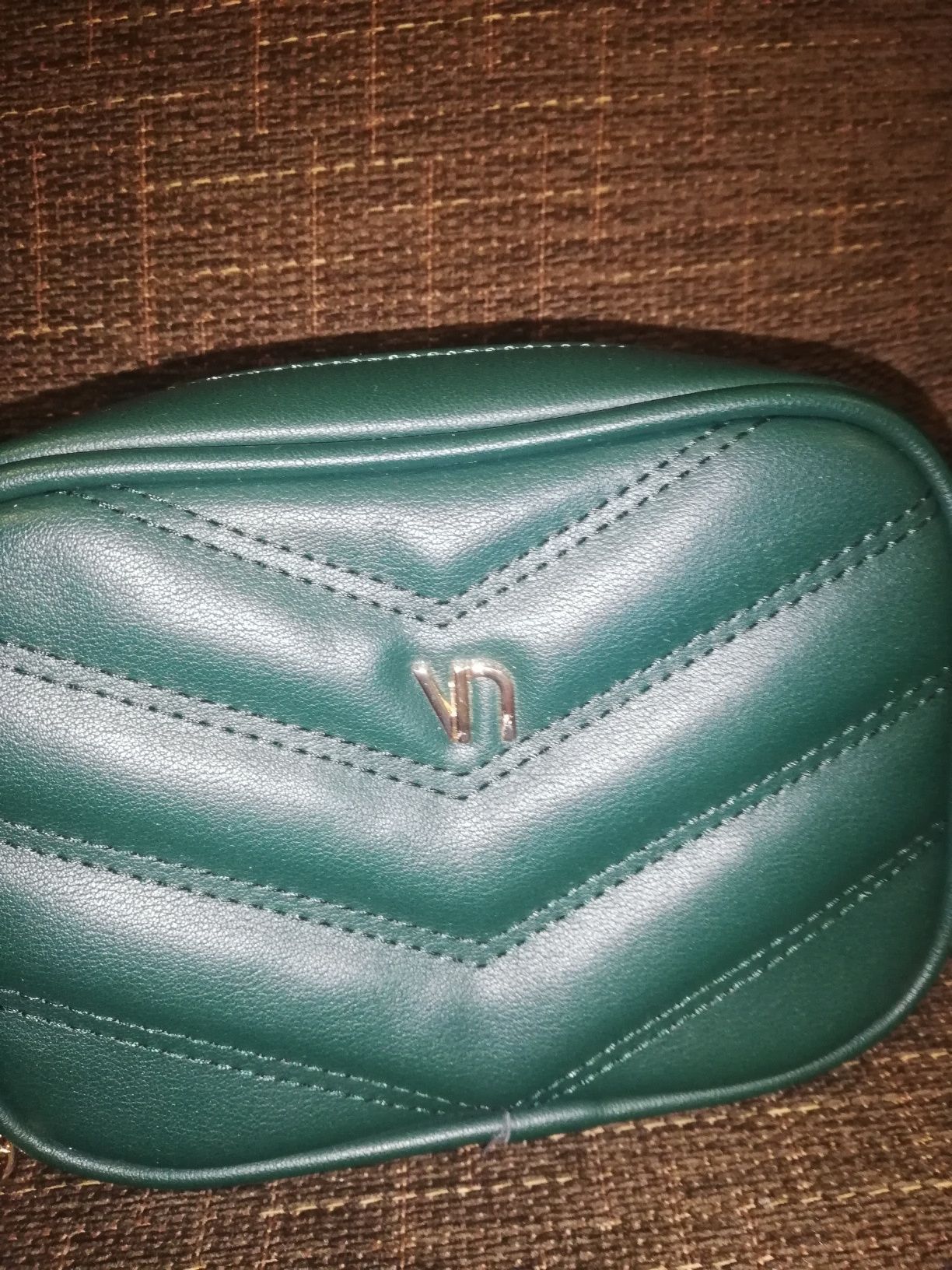 Bolsa Villanova verde com corrente dourada