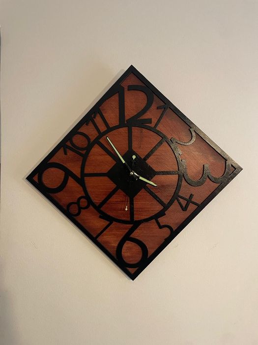 Relógio de parede em madeira