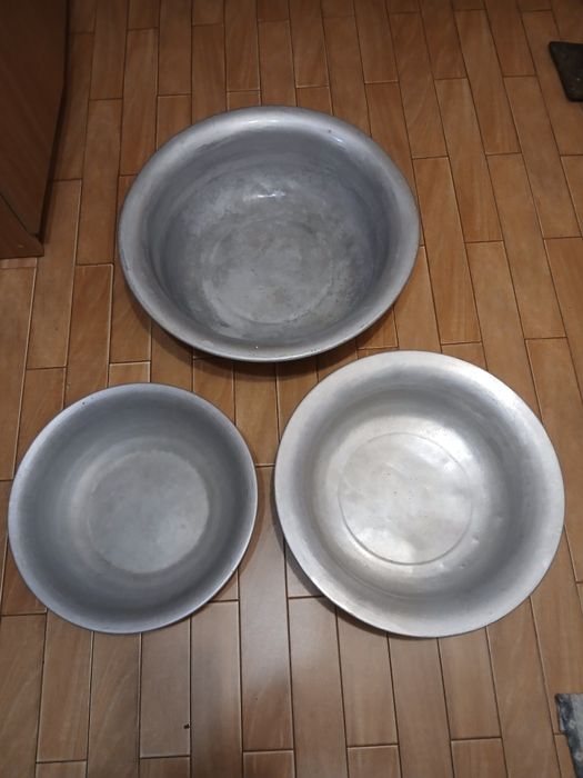 Гусятниці,миски,лійка, ебонітова бочка.