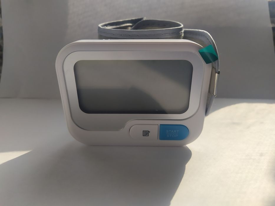 Домашний тонометр на запястье. Автоматический измеритель.