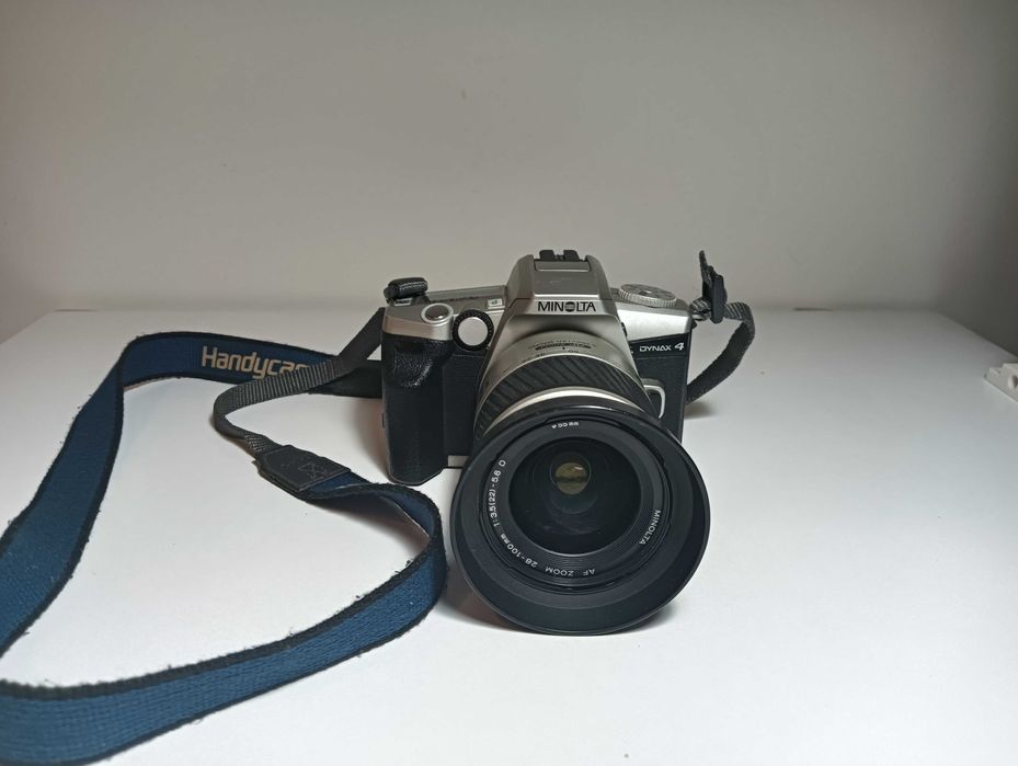 Minolta Dynax 4 z obiektywem AF Zoom 28–100 mm + pokrowiec i statyw