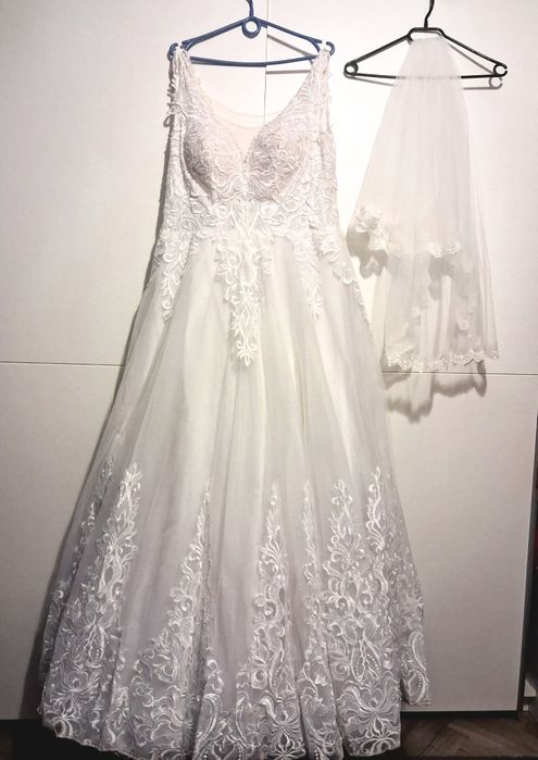 Śuknia ślubna z welonem