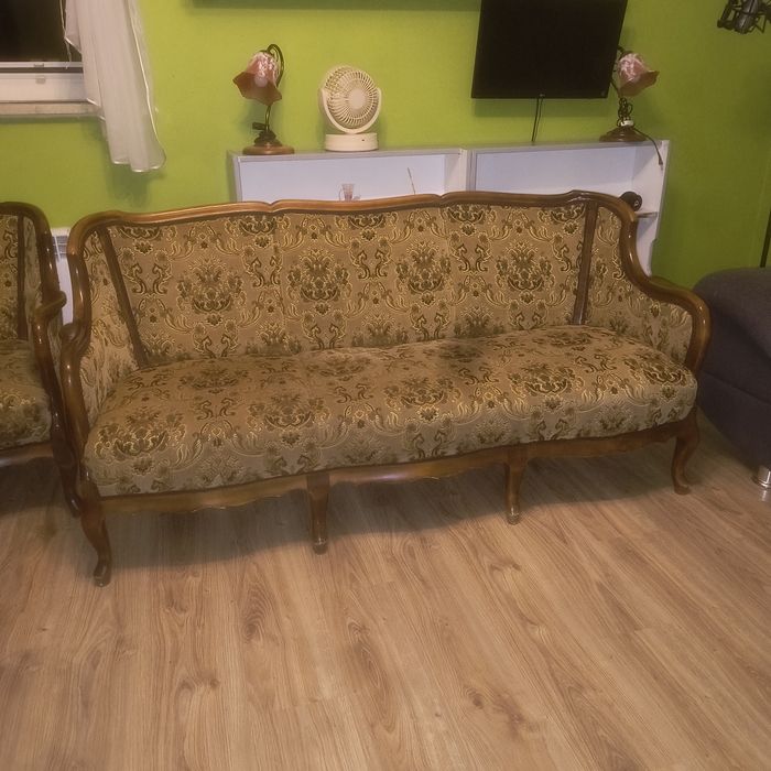 Sofa z fotelami stół i krzesła