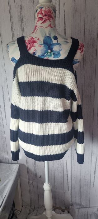 Sweter w paski wycięcia na ramionach