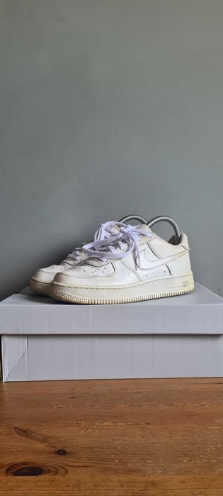 Białe buty marki Nike Air Force One w rozmiarze 38