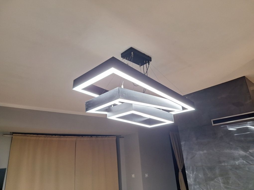 Nowoczesny żyrandol w neutralnej barwie – elegancja i styl