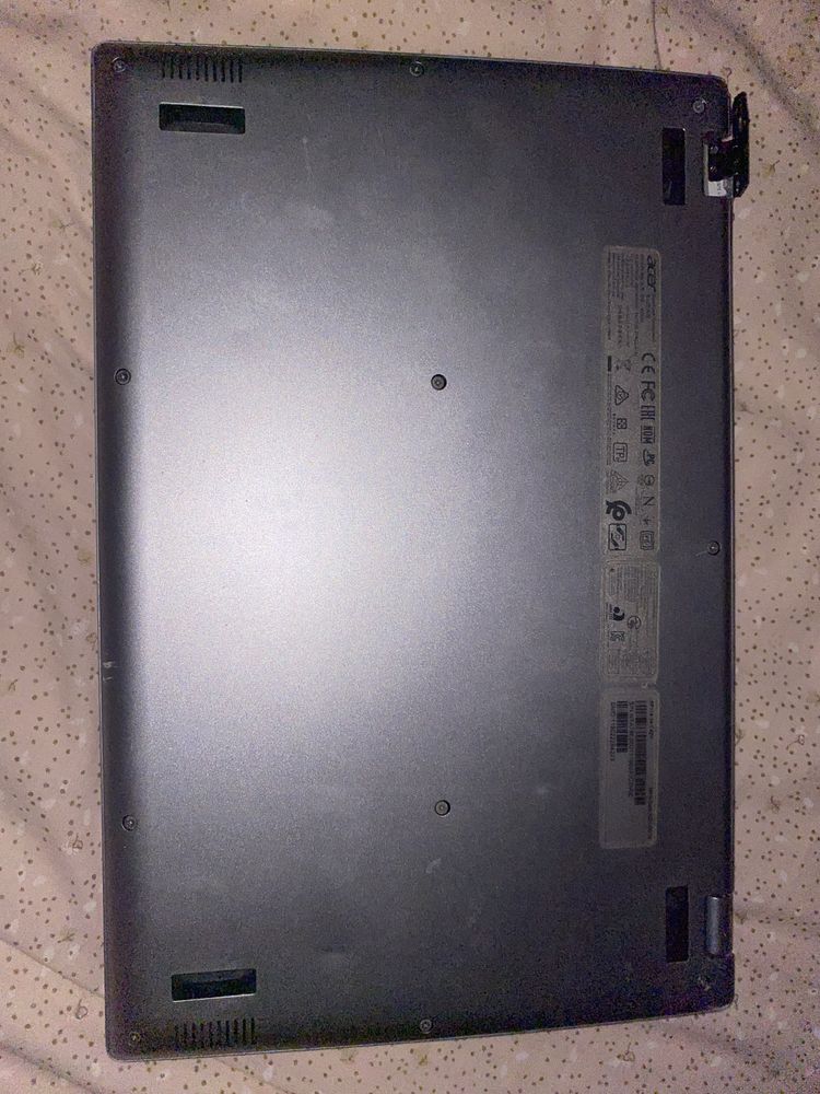 Acer com carregador – Vende-se para peças (funciona bem, ecrã solto)