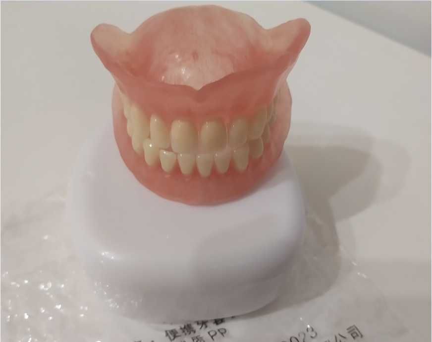 Зубний протез \акриловий\