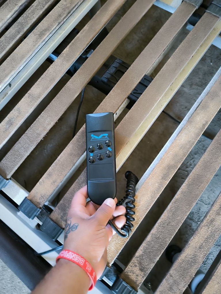 Cama articulada  com cabeceira e laterais em pele