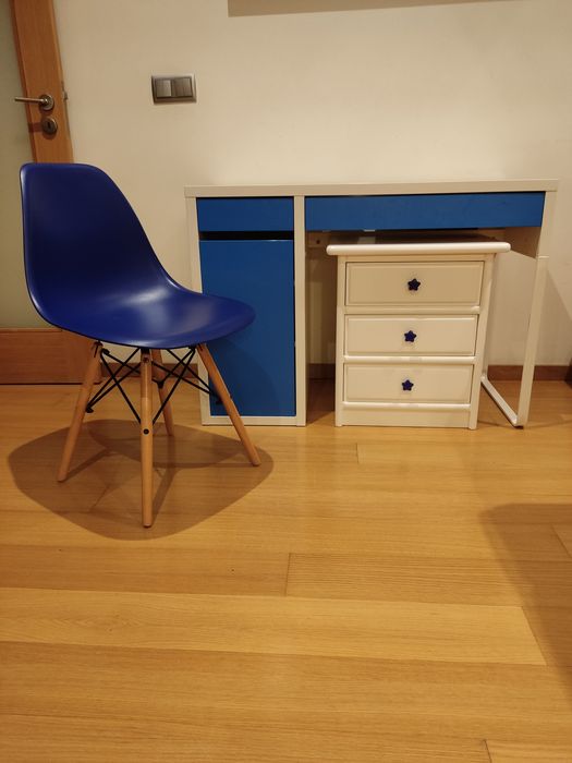 Mesa de cabeceira branca com puxadores estrelas azuis