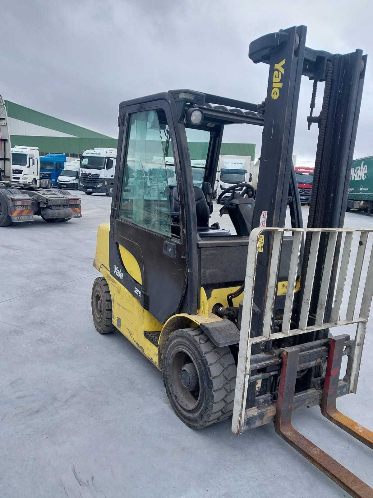 Empilhador yale 25