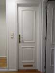2 elegantes portas brancas com grade de metal abaixo