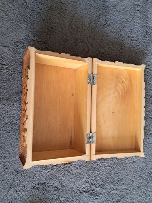 Продам дві скриньки і рамку для картини