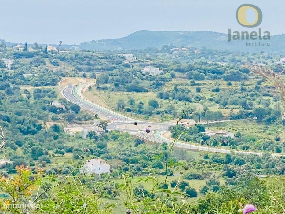 Terreno com duas ruínas e vista sobre o mar e serra