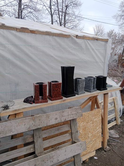 Гранітні вази, лампади