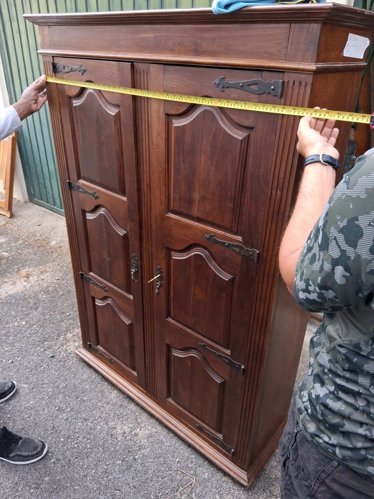 Roupeiro de madeira em bom estado
