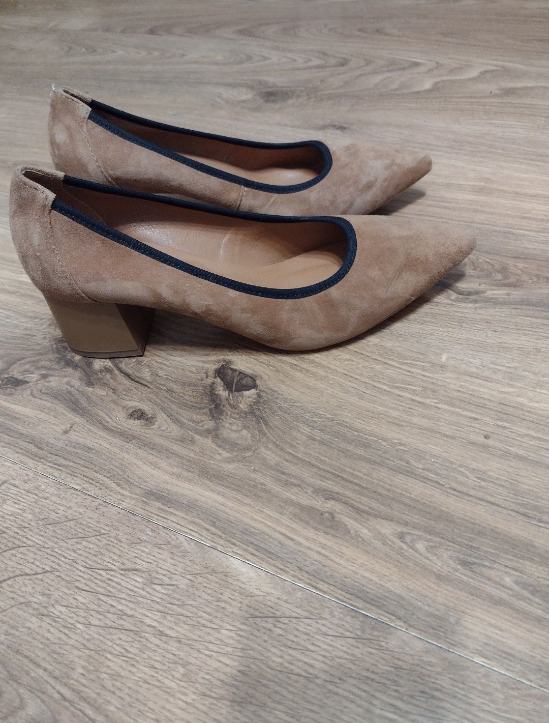 Buty, Czółenka jasno brązowe skóra zamszowa ANABELLE r. 38