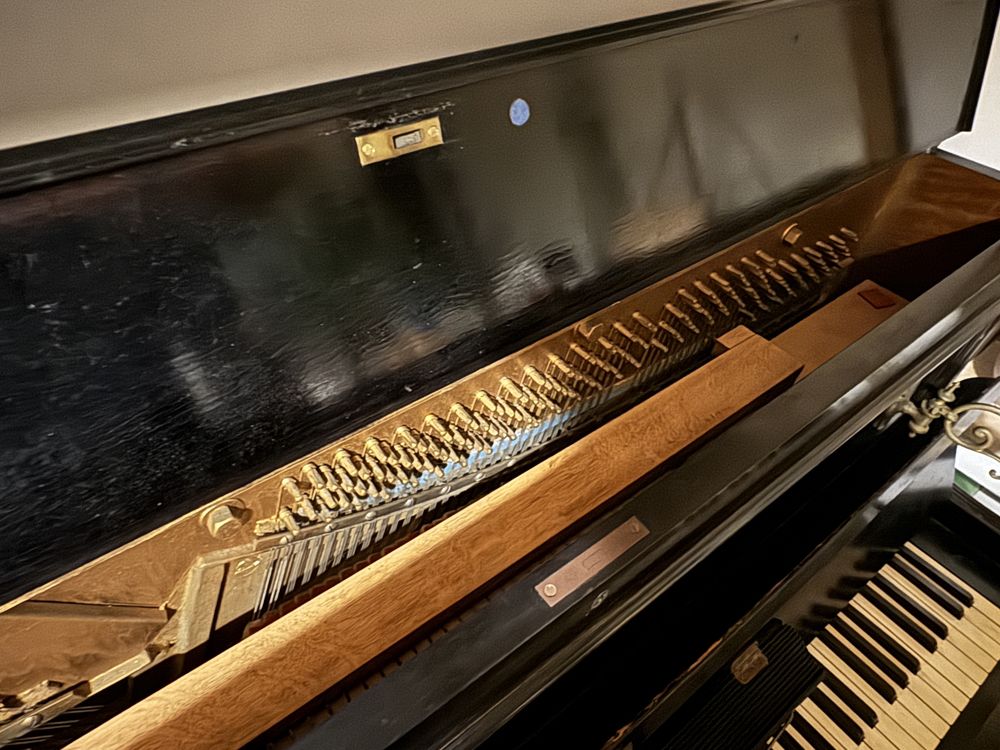Piano antigo em madeira a funcionar