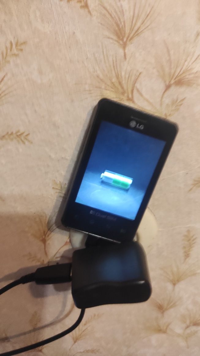 Продам  мобильный телефо acer. нет зарядного. и другие.