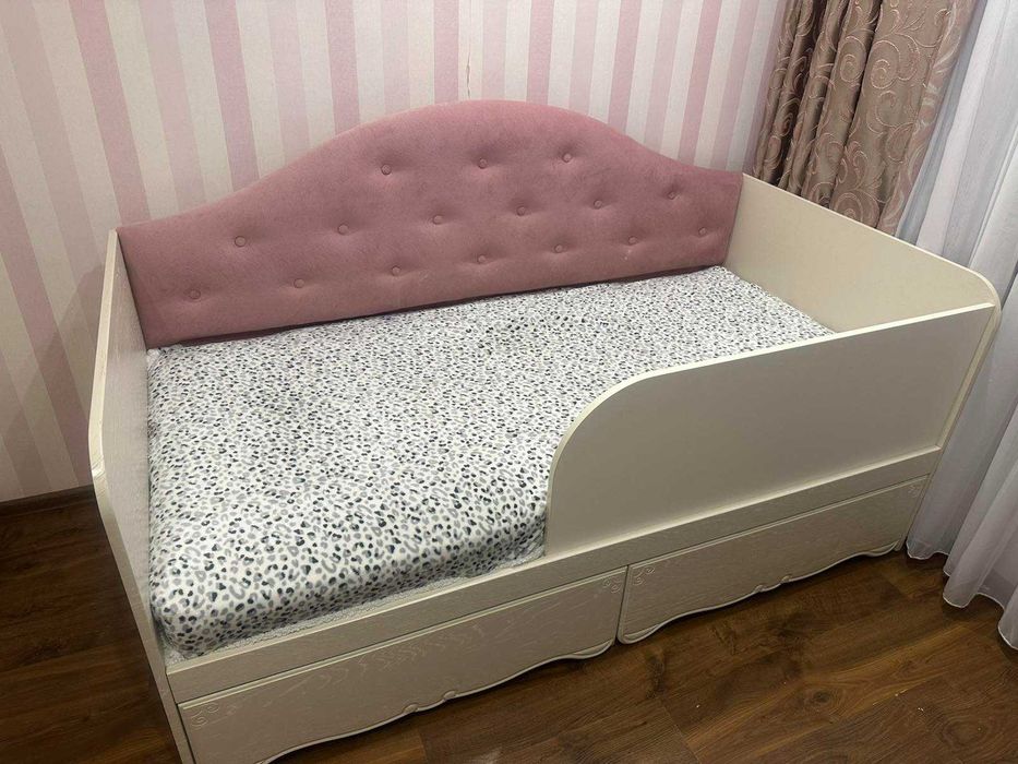 Ліжечко для дівчинки