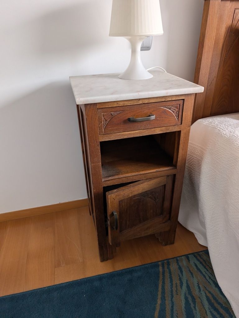 Mobília de quarto antiga em bom estado, colchão novo
