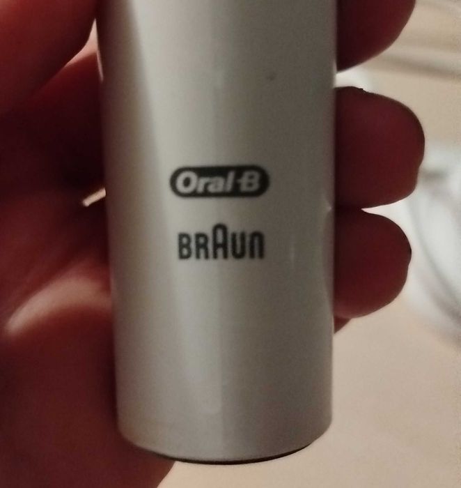 Szczoteczka elektryczna Oral-B - podstawka na dwie końcówki GRATIS!
