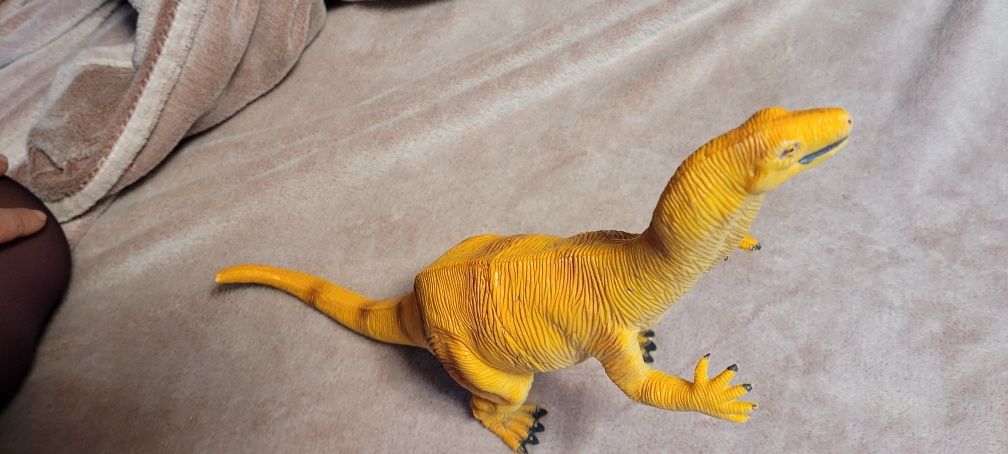 Dinozaur  żółty  plastik duzy